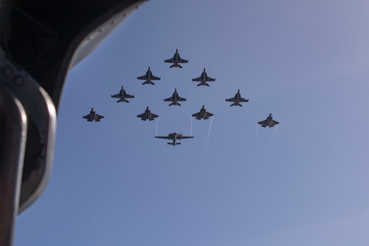 USNavy's tweet image. Two carriers. One mission. 💪⚓️
#USNavy aircraft from Carrier Air Wing (CVW) 5 fly over the George Washington Carrier Strike Group during dual carrier operations with the HMS Prince of Wales Carrier Strike Group as part of Talisman Sabre 2025.
Talisman Sabre is the largest…