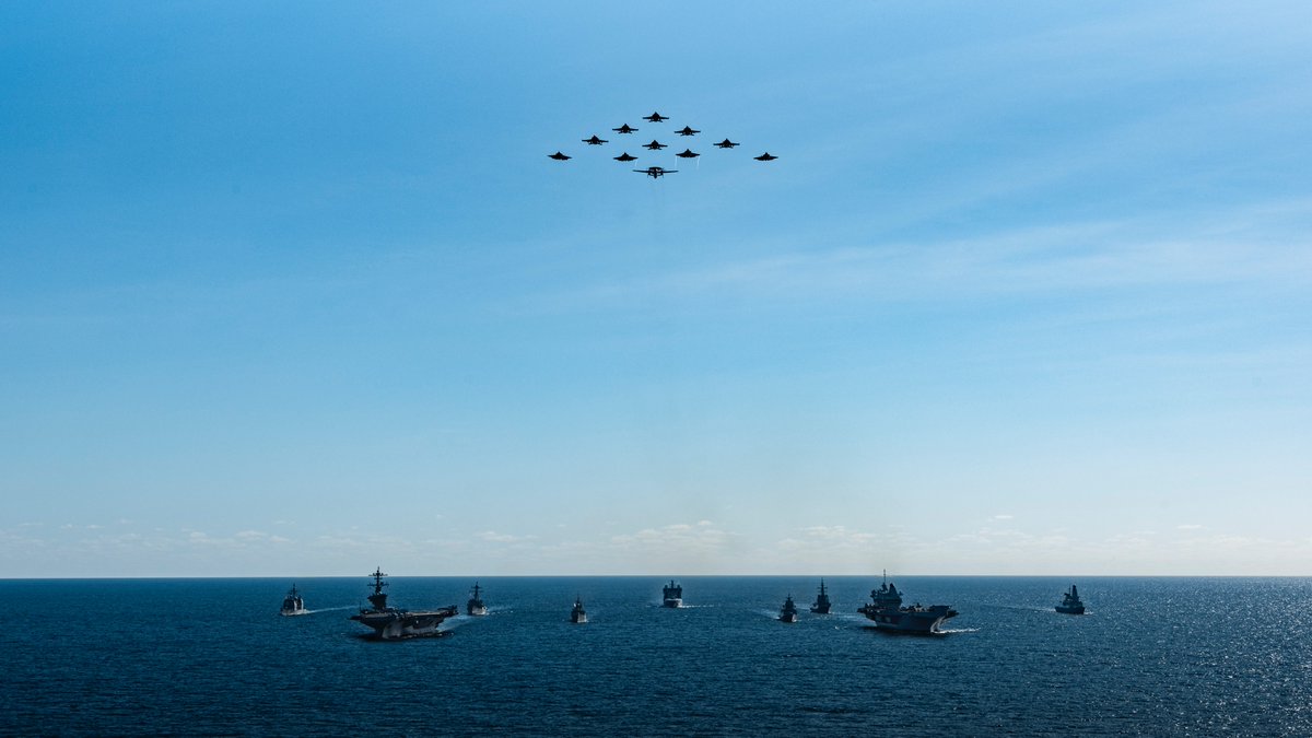 USNavy's tweet image. Two carriers. One mission. 💪⚓️
#USNavy aircraft from Carrier Air Wing (CVW) 5 fly over the George Washington Carrier Strike Group during dual carrier operations with the HMS Prince of Wales Carrier Strike Group as part of Talisman Sabre 2025.
Talisman Sabre is the largest…