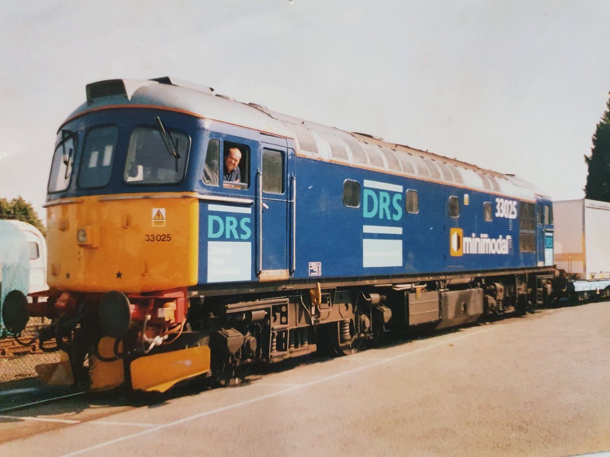 2000: More Class 20s acquired. 8 Class 33s from EWS. 4 overhauled. 
#DRS30Years #30yearsofDRS #30years