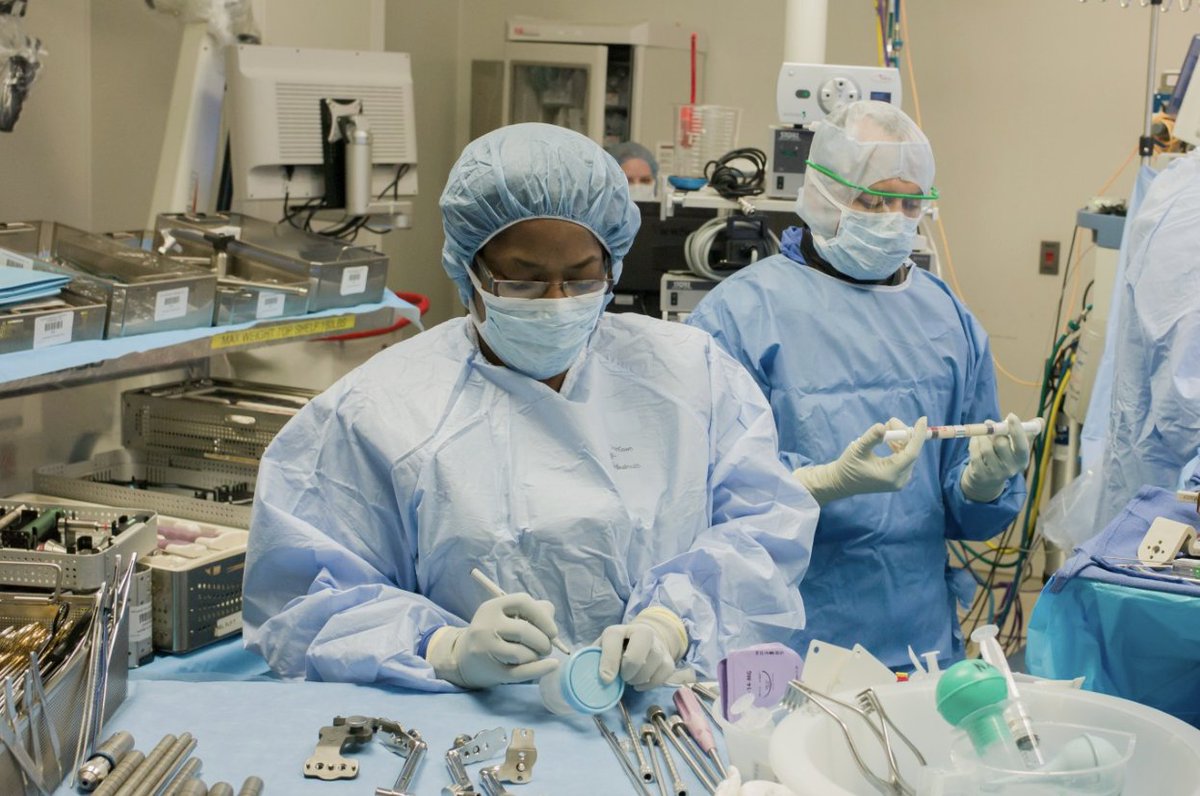 UCMOCECHE's tweet image. UChicago’s Bone Health and Fragility Program focuses on preventing fractures and bone loss, thereby improving the quality of life for individuals of all ages.
Discover more: ortho.uchicago.edu/programs/bone-…
#BoneHealth #OrthopaedicCare #UChicagoMedicine #FragilityFractures