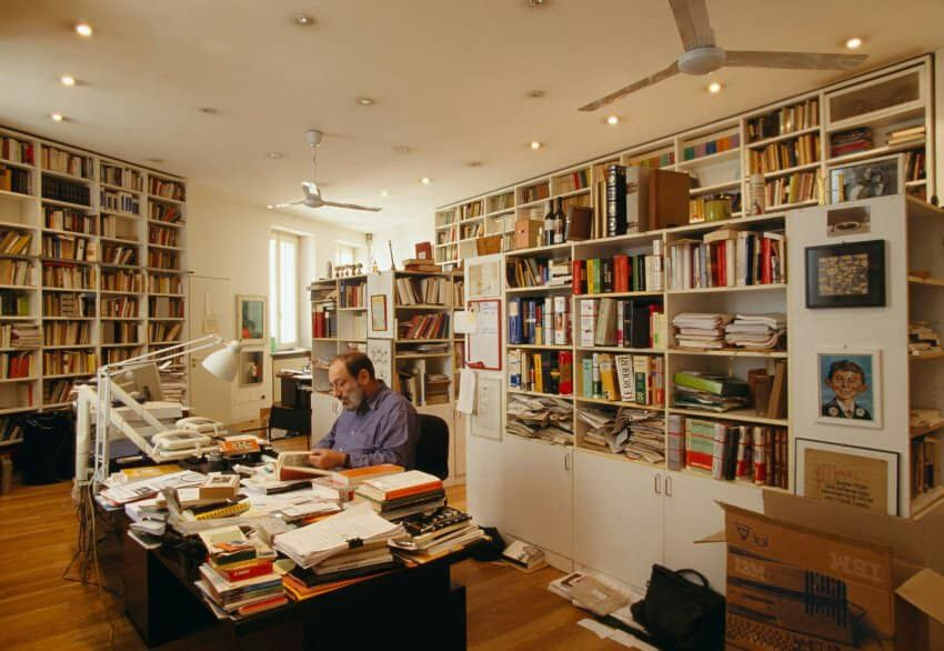 animaetars's tweet photo. Me encanta la idea de la antibiblioteca inspirada por Umberto Eco: los libros no leídos son más valiosos que los leídos porque cuanto más se lee más aumenta el espacio de lo que se ignora. Son como un botiquín del alma al que acudimos para curarnos justo cuando lo necesitamos. https://t.co/z9oSGc4QXP