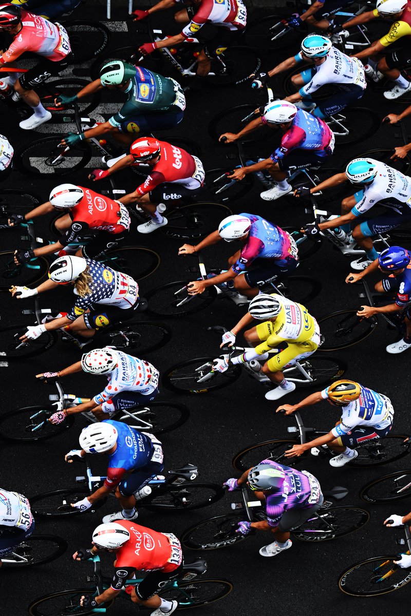 UCI_cycling's tweet image. 𝘼𝙡𝙡 𝙞𝙣 for the 𝙛𝙞𝙣𝙖𝙡 𝙨𝙝𝙤𝙬𝙙𝙤𝙬𝙣. 💛
After two relentless weeks of racing at @LeTour, the peloton must now conquer the Alps. 🥵
Will UCI World Champion @TamauPogi extend his dominance all the way to Paris? 🇫🇷
#TDF25 #Cycling #RoadCycling