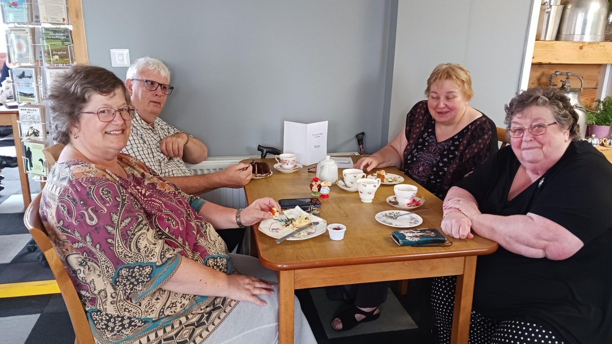 Carers_first's tweet image. Many thanks to the Little Village Tea Shop in Saltfleetby for hosting a lovely get together for some of our wonderful carers, the cakes were delicious 🍰 Thank you to Mercers for funding these events! 💜

This event was suggested by several of our carers, please comment below if…