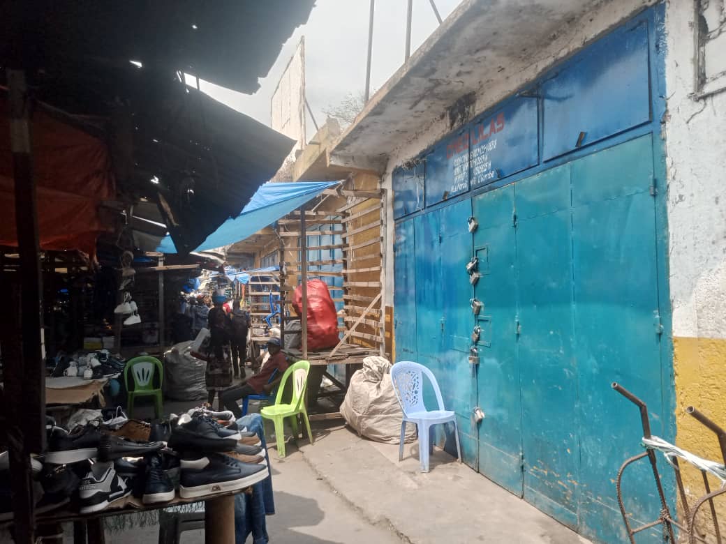 acprdcongo's tweet photo. #RDC : un délai de six (6) jours pour l'application du salaire minimum interprofessionnel garanti (#SMIG) a été accordé lundi, aux employeurs des magasins chinois par l'intersyndicale du secteur de commerce, lors d'une grève organisée à #Kinshasa, capitale de la République démocratique du Congo,a constaté l’#ACP.
"Nous avons laissé passer assez de temps. Le décret n°22/25 sur le SMIG est une obligation légale, pas une suggestion. Nous donnons six (6) jours aux employeurs pour se conformer, sans quoi, toutes les activités commerciales chinoises seront suspendues'', a déclaré Olivier Nzasi, secrétaire provincial interprofessionnel de l'Organisation de travailleurs unis du Congo (#OTUC).
Par contre, les magasins des indo-pakistanais où plusieurs travailleurs congolais sont employés ont été ouverts aux clients venus pour faire les achats dans la commune de #Gombe, dans le Nord de la capitale congolaise.

Découvrez d'autres informations sur notre site web : https://t.co/tGEWJ2Bgzn