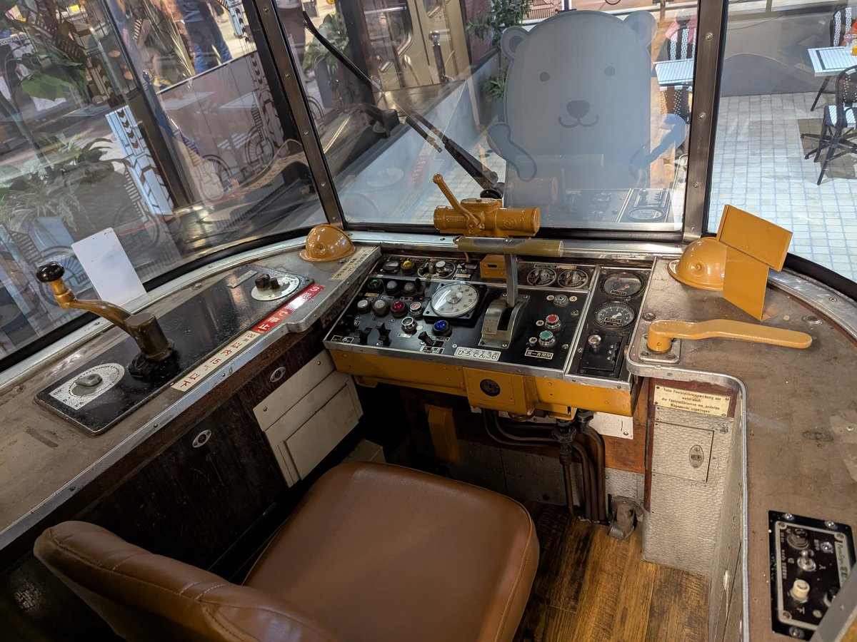 gucchi_811's tweet image. ジ アウトレット広島の76号。一般開放されていたので涼んできました。
運転台も覗けますし、車内には懐かしい写真もありました。