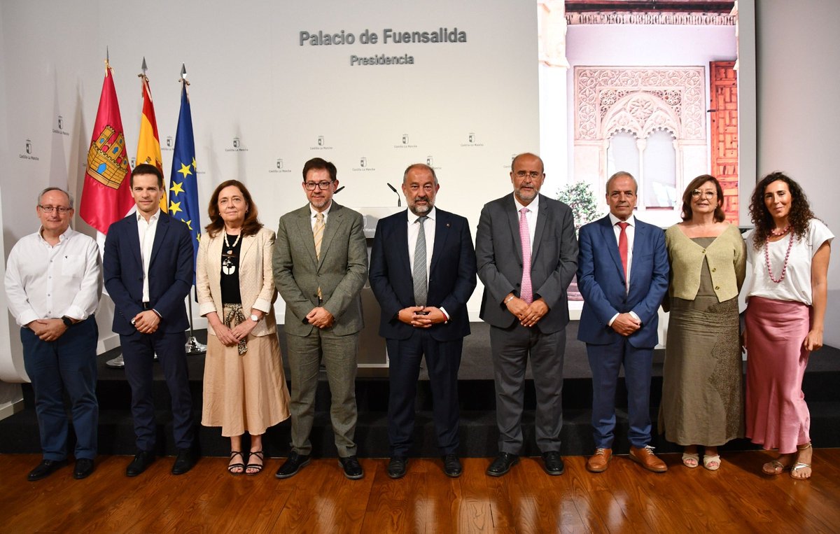 José Luis Martínez (@guijarrojl) on Twitter photo Renovamos la Cátedra de Gobierno Abierto con la <a href="/uclm_es/">Universidad de Castilla-La Mancha</a> que incluirá el diseño de la Estrategia de Gobierno Abierto 2030 que marcará el paso en políticas de igualdad y transparencia.
También con la universidad vamos a poner en marcha la Cátedra de Gobierno del Dato. Renovamos la Cátedra de Gobierno Abierto con la <a href="/uclm_es/">Universidad de Castilla-La Mancha</a> que incluirá el diseño de la Estrategia de Gobierno Abierto 2030 que marcará el paso en políticas de igualdad y transparencia.
También con la universidad vamos a poner en marcha la Cátedra de Gobierno del Dato.