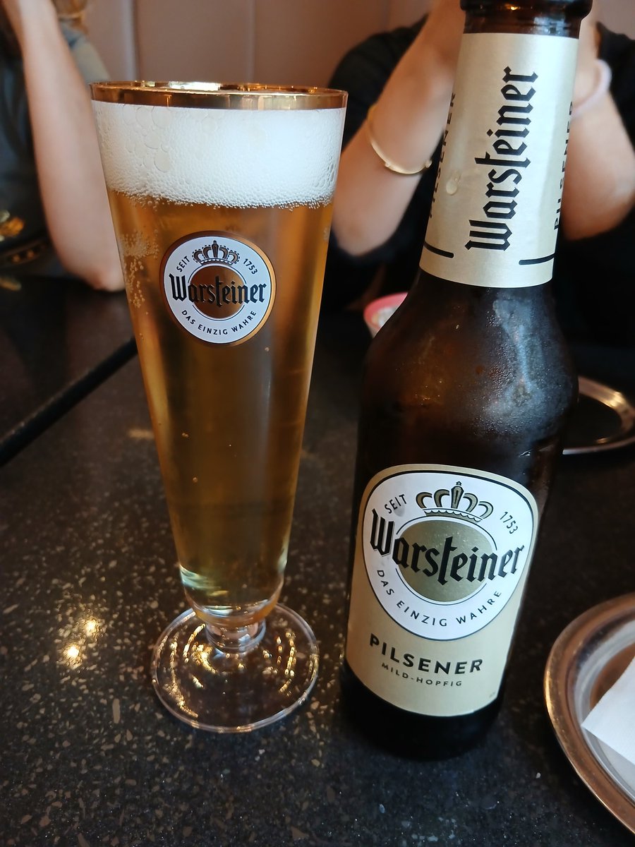 Fasty_goth's tweet image. No me pienso ir de aqui sin probar toda la cerveza que pueda