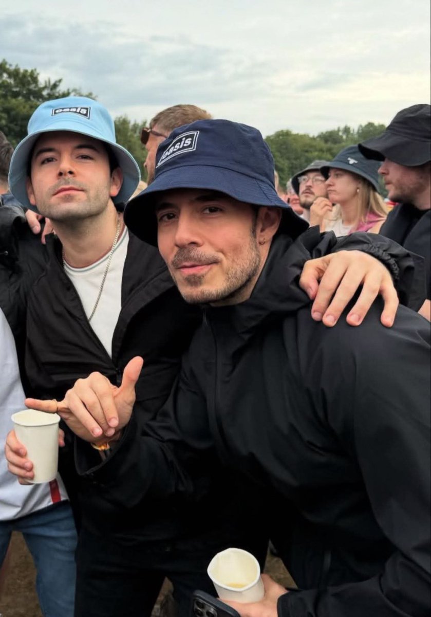José Madero con su hermano, en el concierto de Oasis en Manchester.