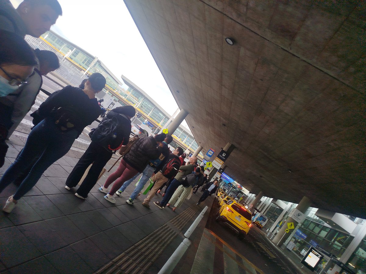 leidyperez35's tweet image. Es horrible el transporte de Bogotá, empezando por el #k86 la ruta que va hacia uno de los lugares más importantes que es el aeropuerto.  
#aeropuerto #Bogota #alertaaeropuerto @TransMilenio #sitp