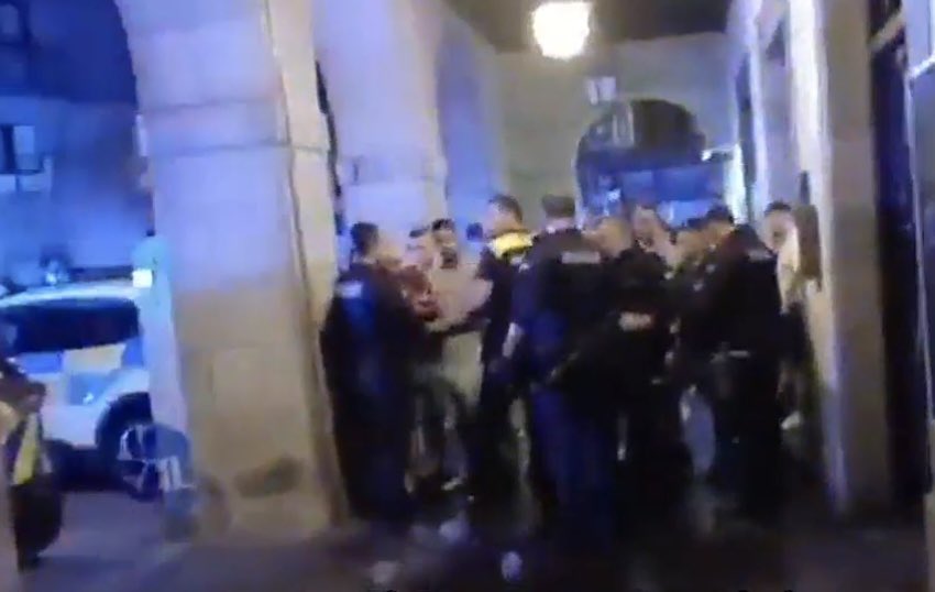 Lo sucedido en Azpeitia es inaceptable desde el punto de vista democrático.
La convivencia exige el respeto a las normas y a los que están para que se cumplan. 
Las agresiones y las amenazas a las y los policías forman parte de una cultura de la violencia que hemos combatido