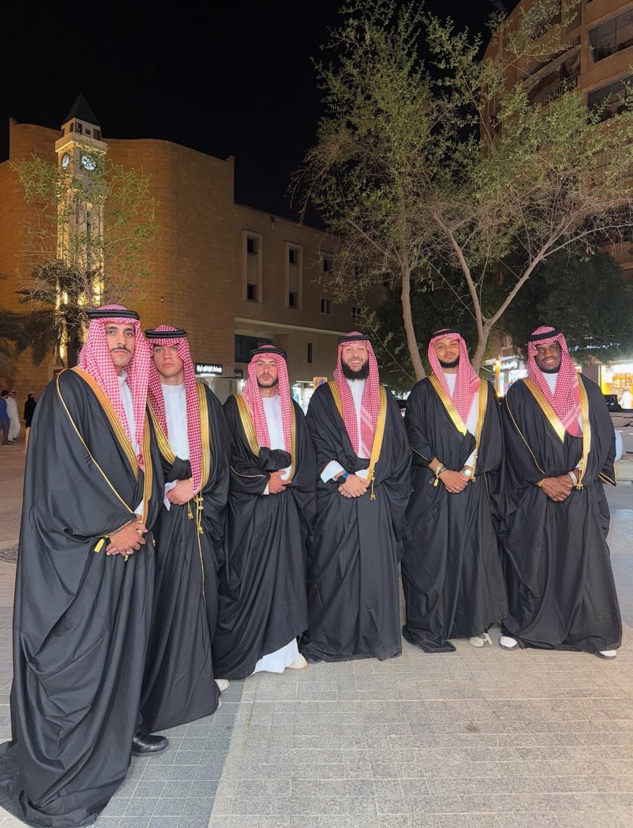 ZackNaniProd's tweet image. 🚨 EXCL: Un collectif d’émirs saoudiens a soumis une offre à 10 chiffres pour racheter l’Olympique Lyonnais.

À la tête du consortium : le milliardaire Zakaria Ibn Al Haddad 🇸🇦💰

Les discussions sont en cours avec l’actuel propriétaire, affaire à suivre. #OL 

(Fabrizio Romano)