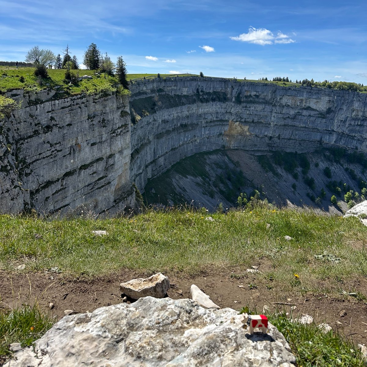 🐮 I’m in the moo-d for a little game today… can you guess where I’ve trotted off to? 🇨🇭

Here are your clues:
🌿 Nature got creative here and carved out a giant rocky amphitheatre.
📍 It's located on the border between the cantons of Neuchâtel and Vaud.

So, any guesses? 👇