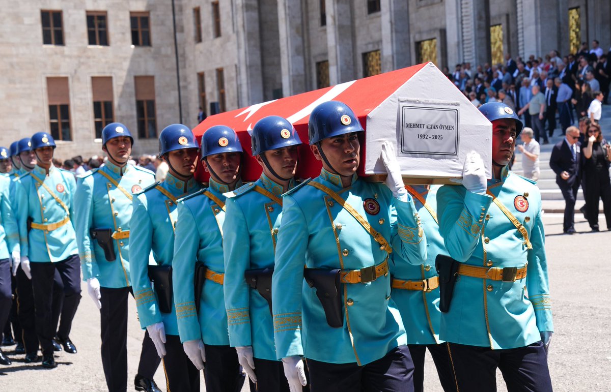 Genel Başkanımız Sayın Devlet Bahçeli, Cumhuriyet Halk Partisi Eski Genel Başkanı Mehmet Altan Öymen için TBMM'de düzenlenen cenaze törenine katıldı.