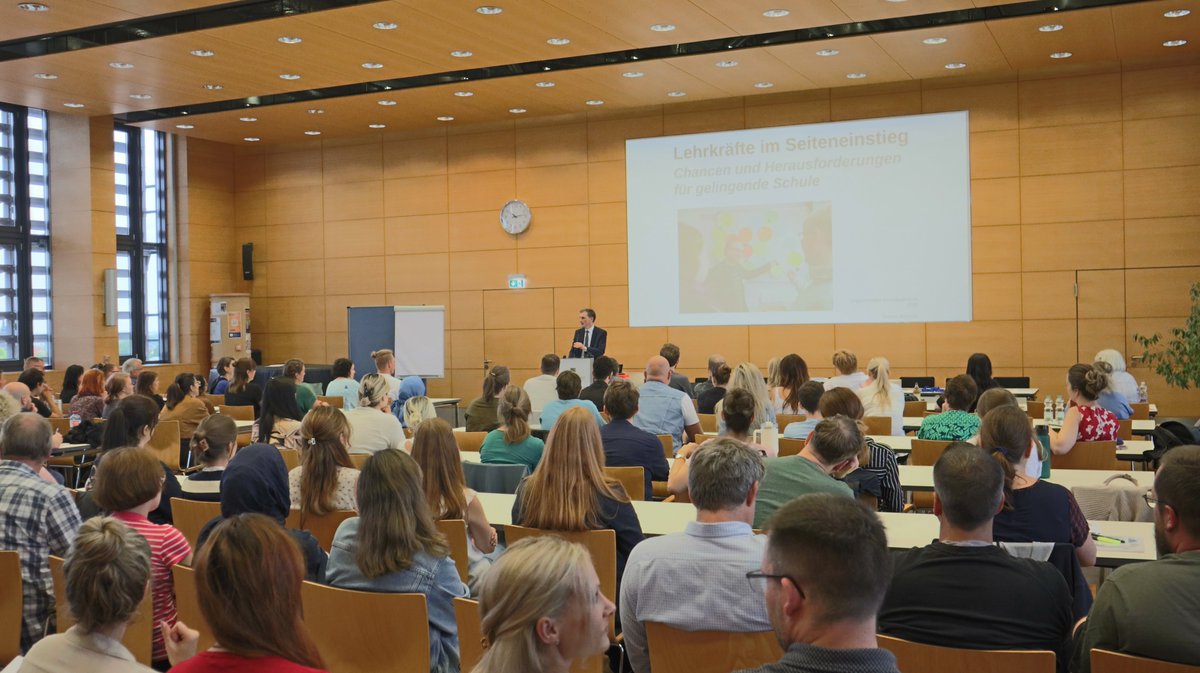 🎉Herzlich willkommen! 👋Bildungsminister <a href="/janriedelhalle/">Jan Riedel</a> begrüßt mehr als 100 neue #Weltenretter zum Grundlagenkurs für Lehrkräfte im Seiteneinstieg im <a href="/LISachsenAnhalt/">Landesinstitut Schulqualität & Lehrerbildung ST</a>. Sehr gut qualifiziert und mit willkommener und erwünschter Arbeits- und Lebenserfahrung in den Job.💪/ee