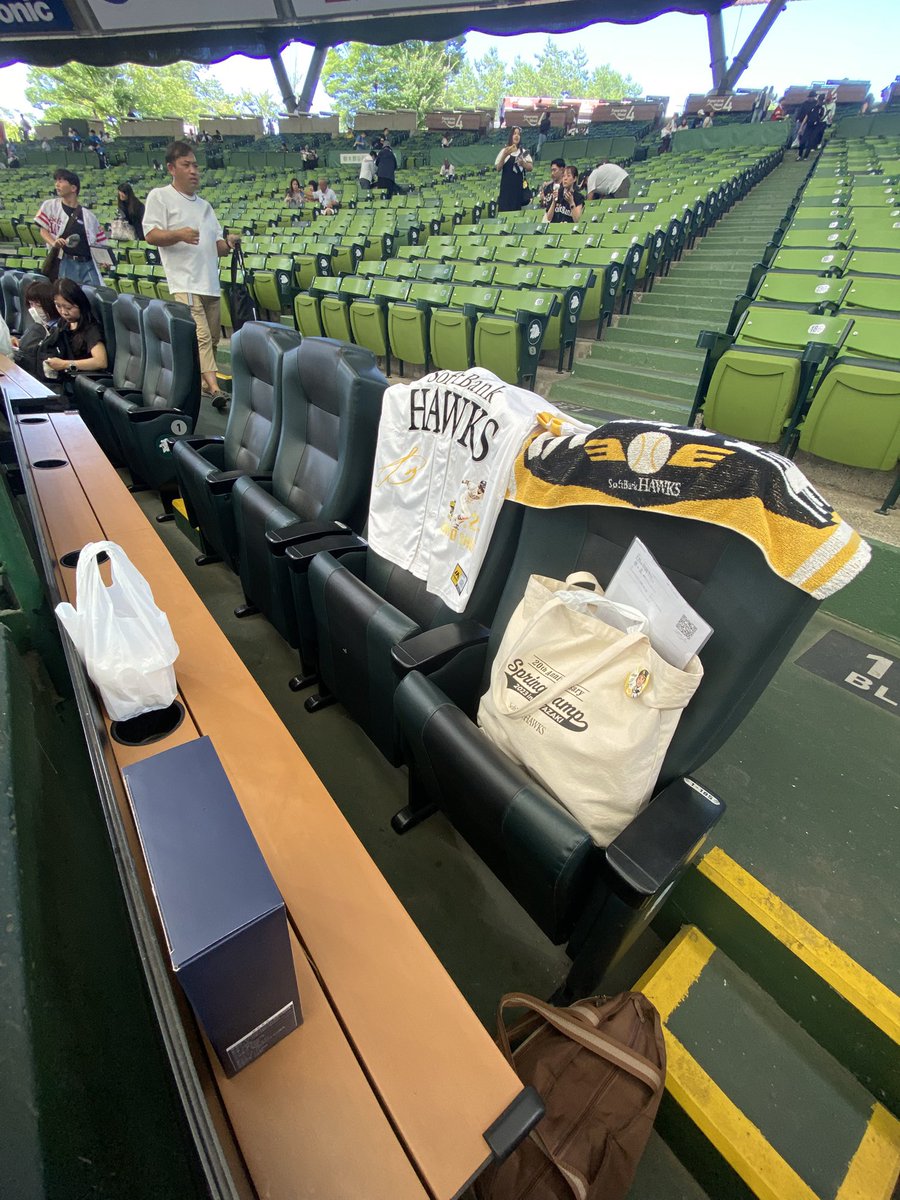 HIROAD0709's tweet photo. 今年もサウナドームでホークスの勝利を応援😂

長年座りたかった、
ベルーナのブルペンかぶりつきシート❗️

初でしたがピッチャーを超至近距離で見れて最高でした♪

ただ試合はなんとも見づらい😂

ホークス6連勝です♪

#ホークス
#ベルーナドーム https://t.co/izgixORx5b
