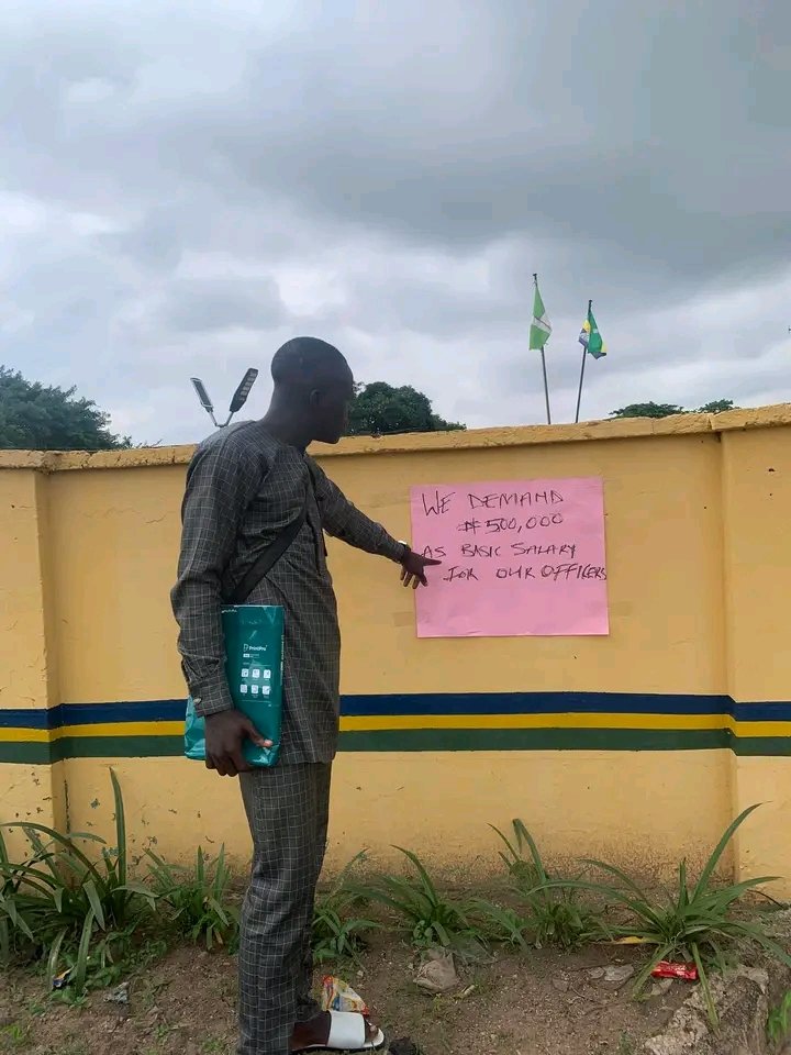 TIBmovement's tweet image. The demand for better welfare for police officers at Eleyele, Ibadan #PoliceProtest