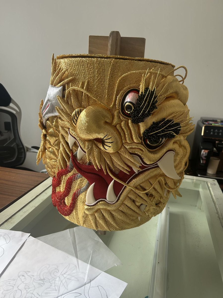 pnlngwi1's tweet photo. 昼提灯　祭龍屋自社工場製

ホームページ:

https://t.co/GP6Rb2mGRg

#祭龍屋
#祭礼懸装品一式
#立体刺繍全般
#肉盛り刺繍
#刺繍
#金銀糸
#刺繍幕
#水引幕
#町名旗
#御祭礼旗
#交差旗
#昼提灯
#神輿
#金綱
#房
#布団締め
#新調
#修理
#復元
#地车
#山车
#鉾
#屋台
#太鼓台 https://t.co/NZj0WdRl0m