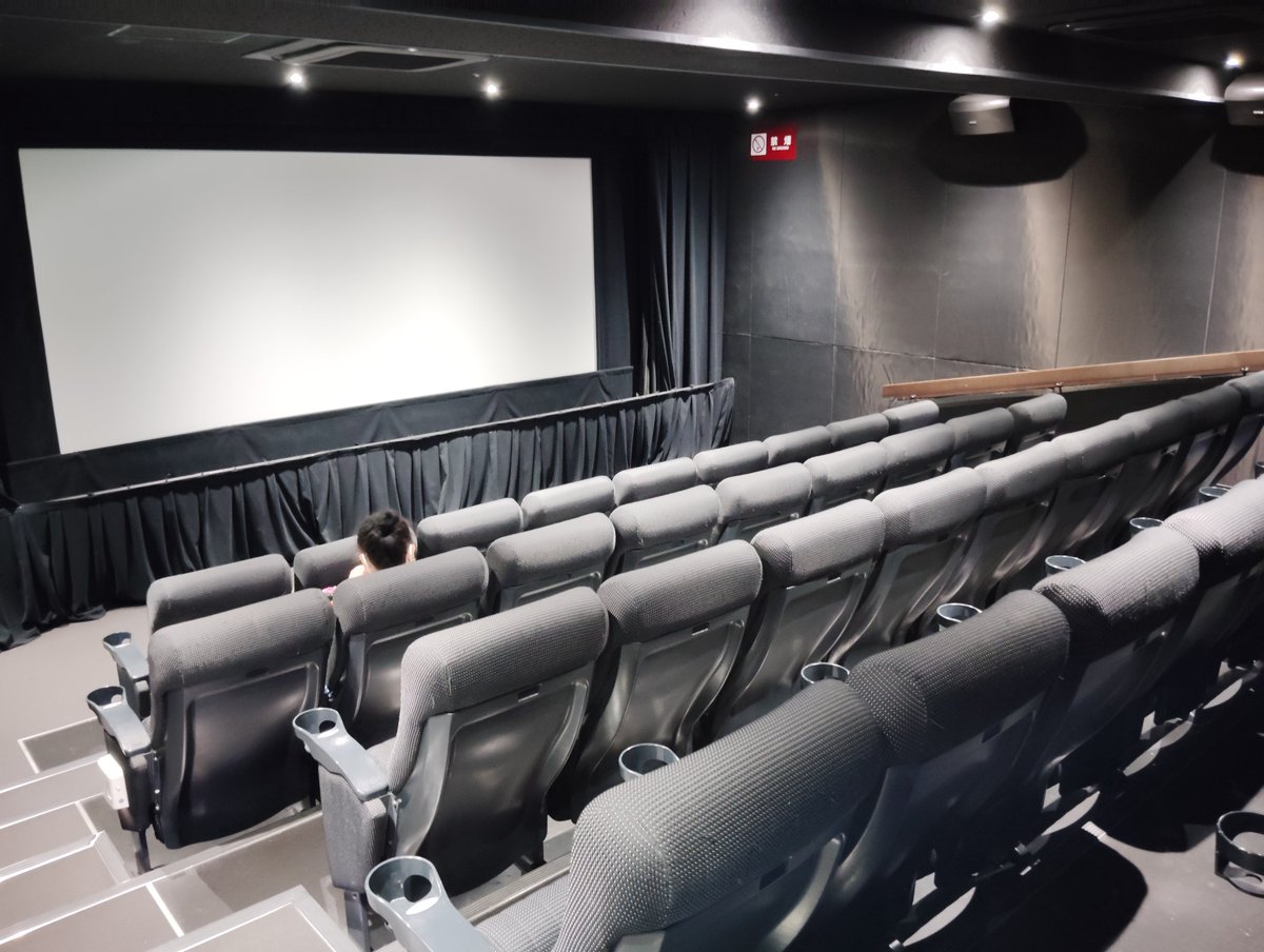 Asturio_t's tweet image. センチュリーシネマでスリラー映画『ストレンジ・ダーリン』を観た。女が一夜を過ごした男の正体に気づいて逃げるけど追われる話。ストーリー自体は凡庸だけどいろいろ工夫して最後まで惹きつけられる。片方の言動がいつも少しずれててサイコパスっぽい不穏さを感じる。
eiga.com/movie/103792/