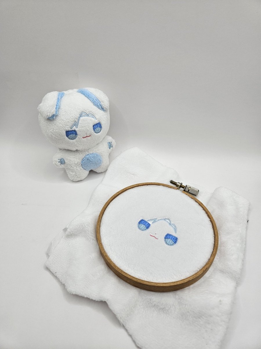 #수제솜인형
#自作ぬい 
살짝 여유가 생겨 미루고미루던 복제작업을 합니다 근데워낙 텀이 길어서 자수퀄리티 차이가 꽤나...