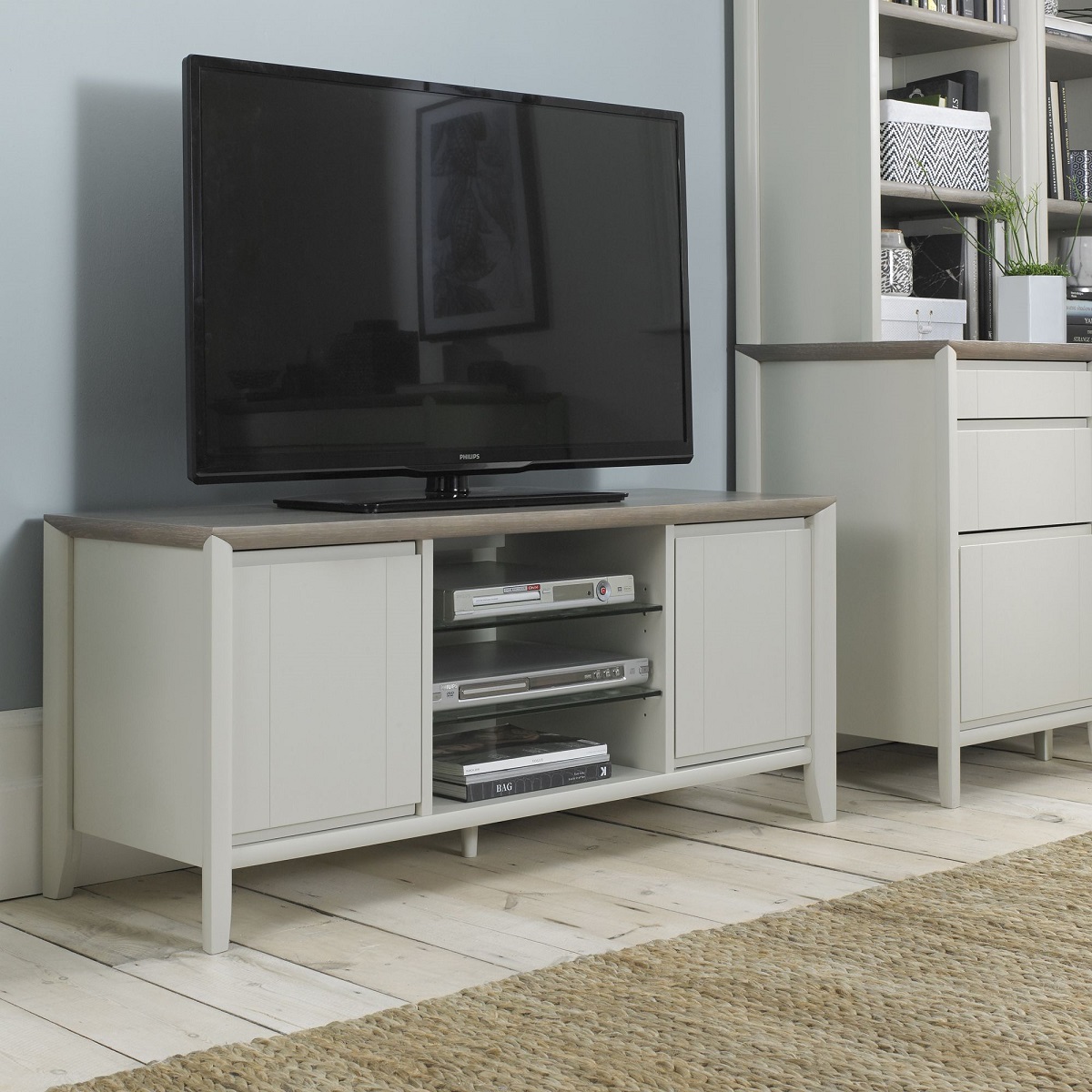 OakFurnitureCo's tweet image. This contemporary Bergen Grey Washed Oak &amp;amp; Soft Grey #TVUnit is a statement piece designed for modern living rooms. The two-tone finish combines a grey washed oak with a soft grey painted surface, creating a sleek and minimalist aesthetic.

oakfurnitureuk.com/bergen-grey-wa…
-
#tv #tvstand