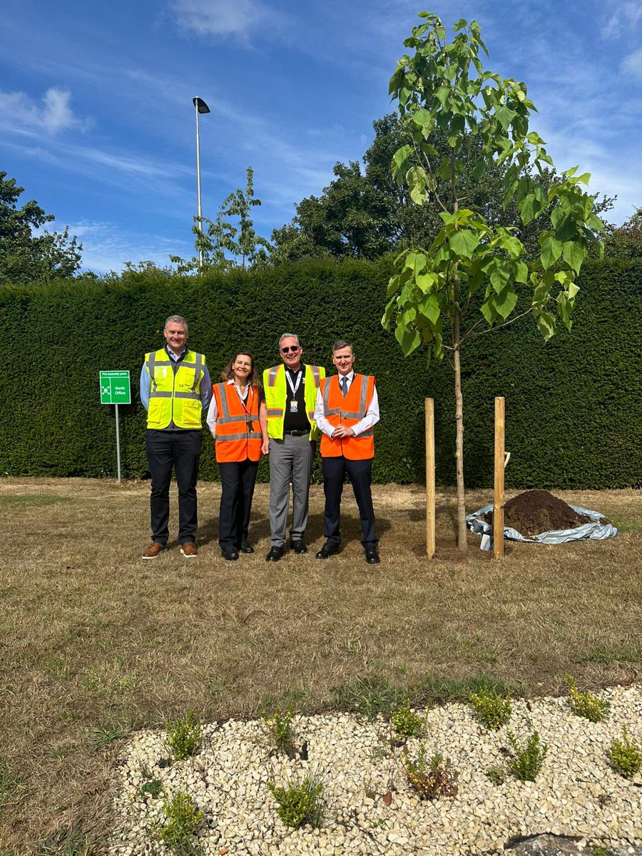 andrewpakes_'s tweet image. A great way to start the week planting a tree at Perkins to celebrate the centenary of Caterpillar.
This is world class engineering on our doorstep in Peterborough.
A local, global powerhouse. Thanks to the team, especially the apprentices, for such an enjoyable day.