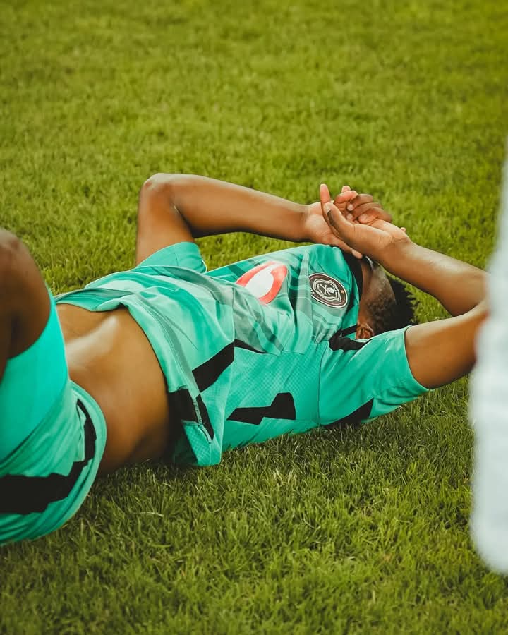 PoshPatience's tweet image. MaBhakaniya what if the reason we couldn't win PSL with Jose Riverio was the green colour?
Phela this year is our cultural Black and White, the colours that won trebles.