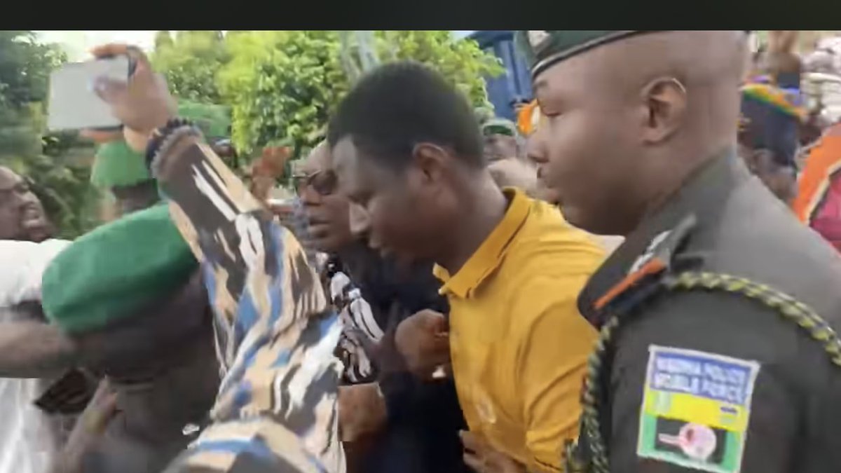 lekeyor's tweet image. See the face of ole that remove @YeleSowore  AI RAYBAN glasses at the police headquarters today wait oo un-uniform police too Dey pick pockets #PoliceProtest #RevolutionNow