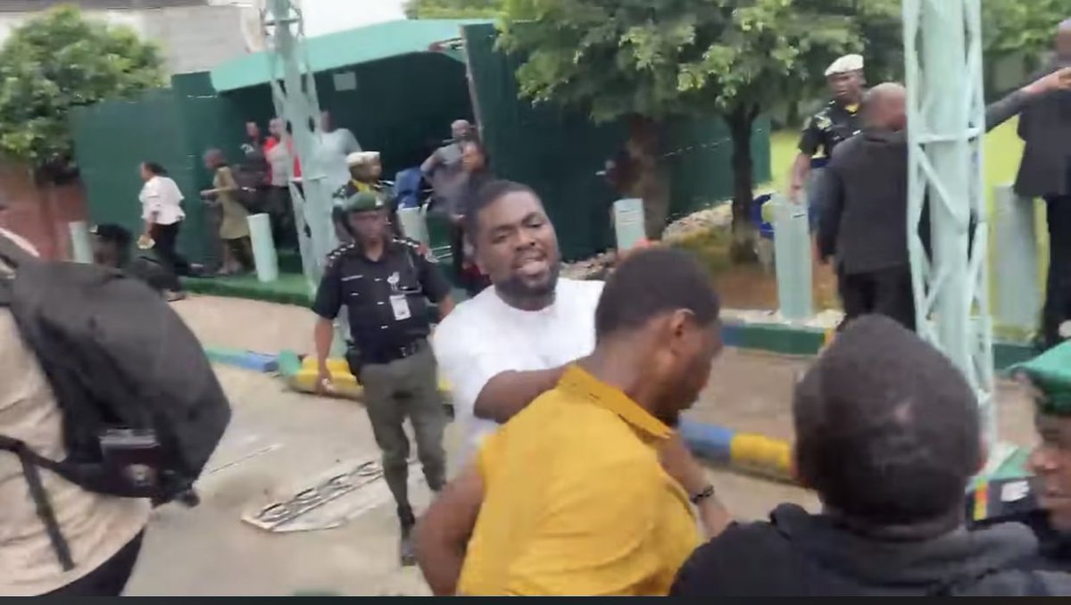 lekeyor's tweet image. See the face of ole that remove @YeleSowore  AI RAYBAN glasses at the police headquarters today wait oo un-uniform police too Dey pick pockets #PoliceProtest #RevolutionNow