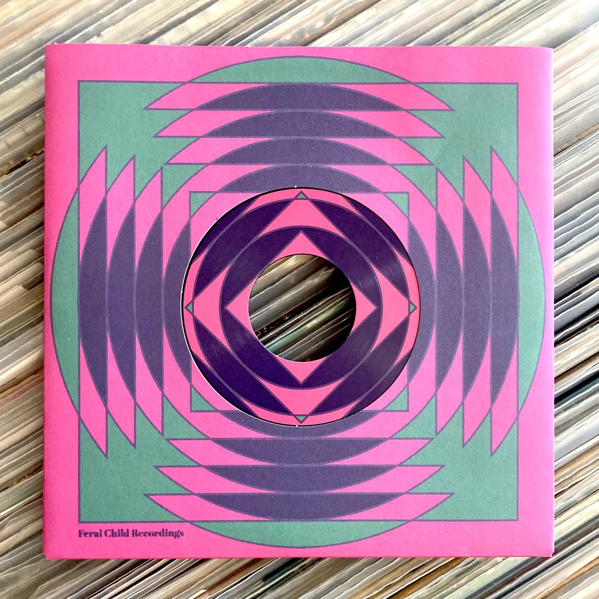 RarekindRecords's tweet image. Delicious limited press two tracker from The Hologram People on Feral Child 🩷💚💜
rarekindrecords.co.uk/products/bongo…
#thehologrampeople #bongoexpress #afternoonsniper #feralchildrecordings #psychedelic #jazz #funk #45rpm