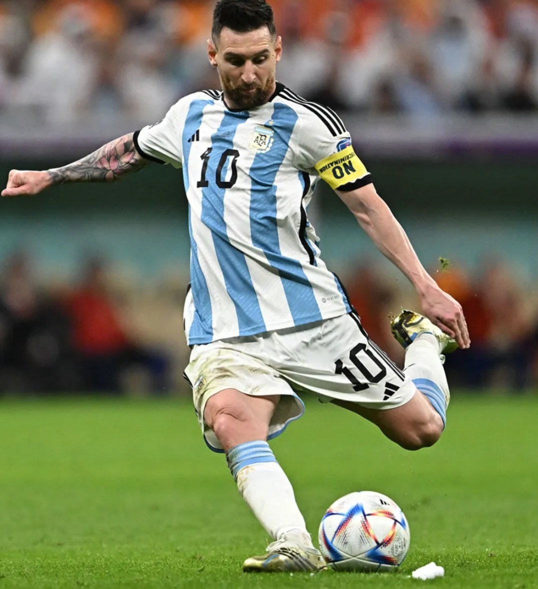 JPSoccerCoach's tweet image. I find it interesting to talk to people who disparage the game from past eras. Ex. "They run so much more now." (Is that really better?)
I wonder if they realize that by disparaging the past, they are unconsciously disparaging the present....which will very shortly be the past.