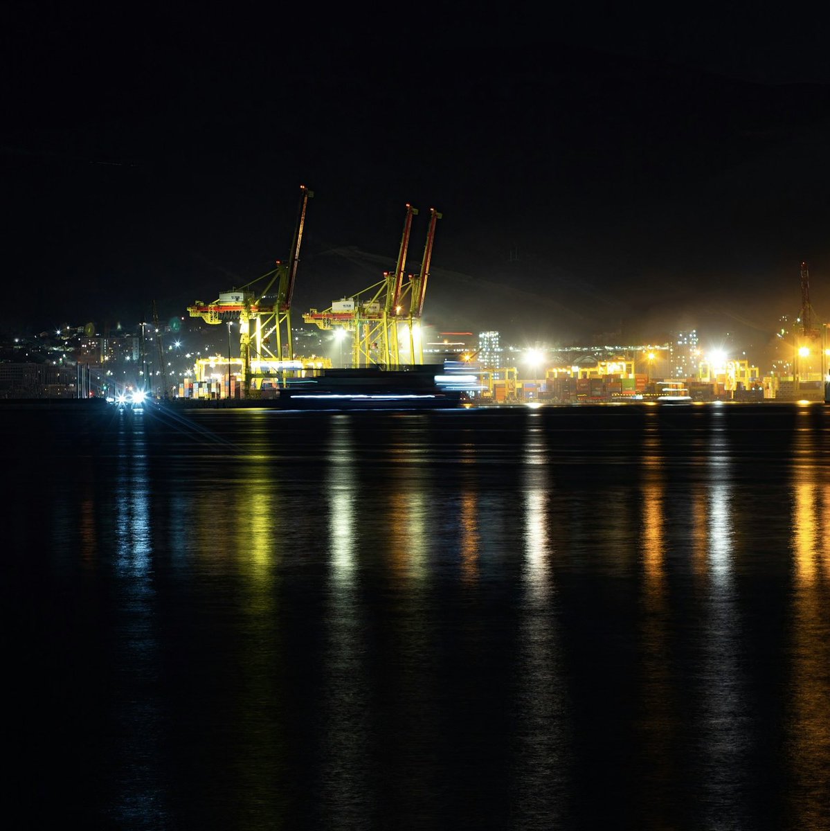 船が遠ざかるたびに
光がひとつ、波に落ちる

誰にも知られず働き続ける
巨大な影と静かな灯り

見送るのは声ではなく、
水面を渡る　いくつもの祈り

#ヒデローのことば #夜景詩 #キリトリセカイ #港の記憶 #夜を歩く