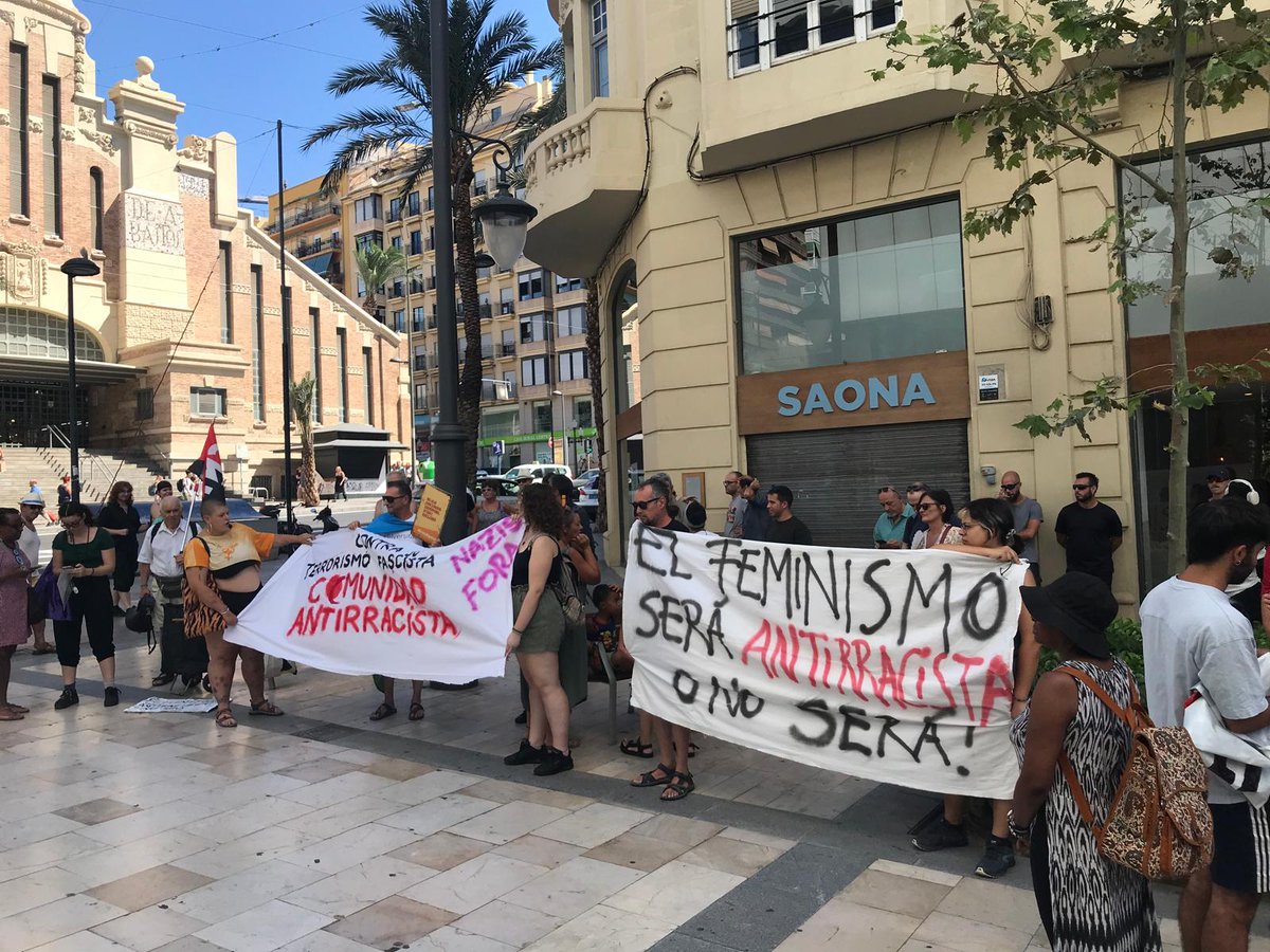 podemalacant's tweet image. Les alacantines van sortir als carrers aquest dissabte per cridar contra el terrorisme racista que ens ataca.

Contra el seu terrorisme, comunitat antiracista.