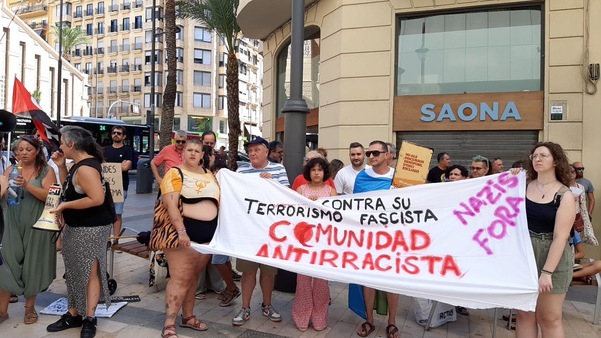 podemalacant's tweet image. Les alacantines van sortir als carrers aquest dissabte per cridar contra el terrorisme racista que ens ataca.

Contra el seu terrorisme, comunitat antiracista.