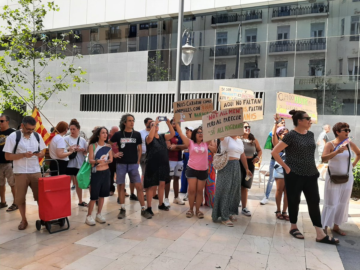 podemalacant's tweet image. Les alacantines van sortir als carrers aquest dissabte per cridar contra el terrorisme racista que ens ataca.

Contra el seu terrorisme, comunitat antiracista.