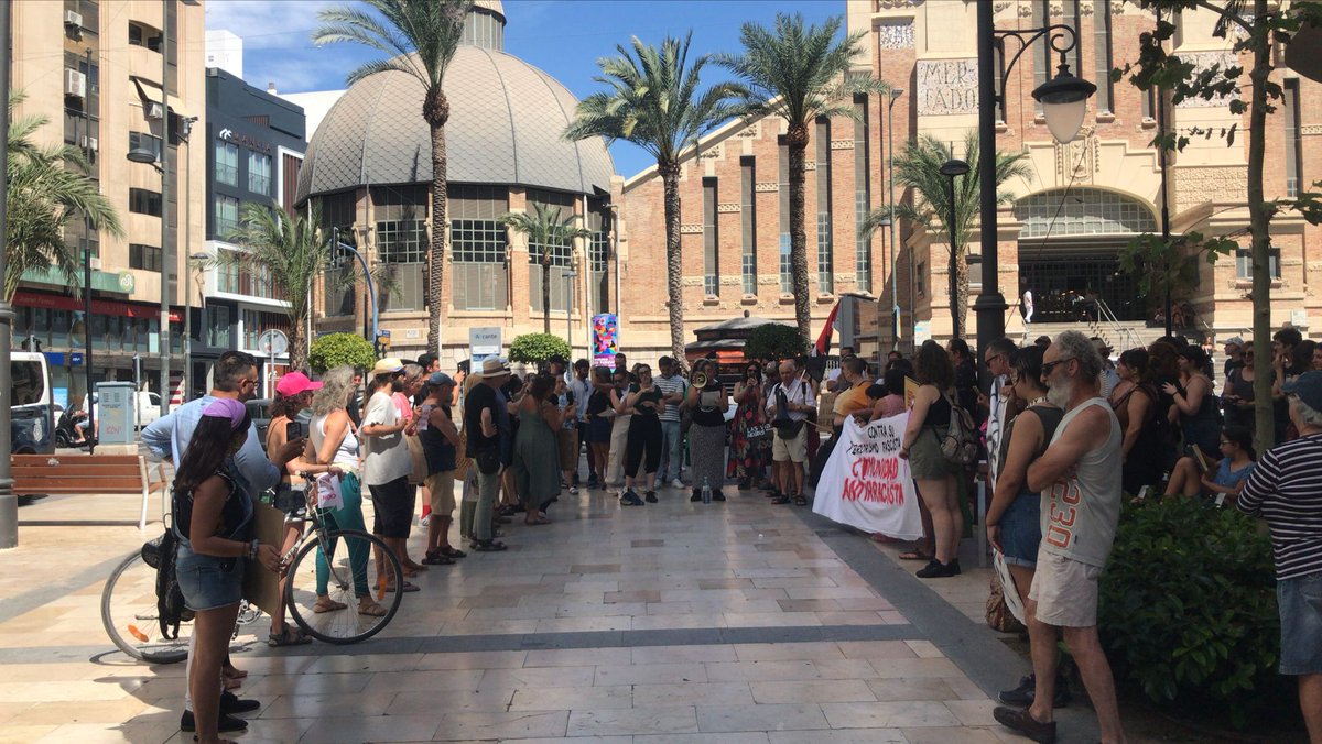 podemalacant's tweet image. Les alacantines van sortir als carrers aquest dissabte per cridar contra el terrorisme racista que ens ataca.

Contra el seu terrorisme, comunitat antiracista.