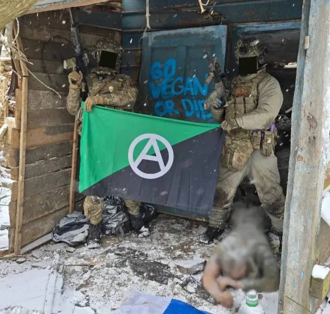Jake_Hanrahan's tweet image. 🇺🇦 Fighters of the Ukrainian green-anarchist group 'Eco-Platform' working on the frontlines against the ongoing Russian invasion.