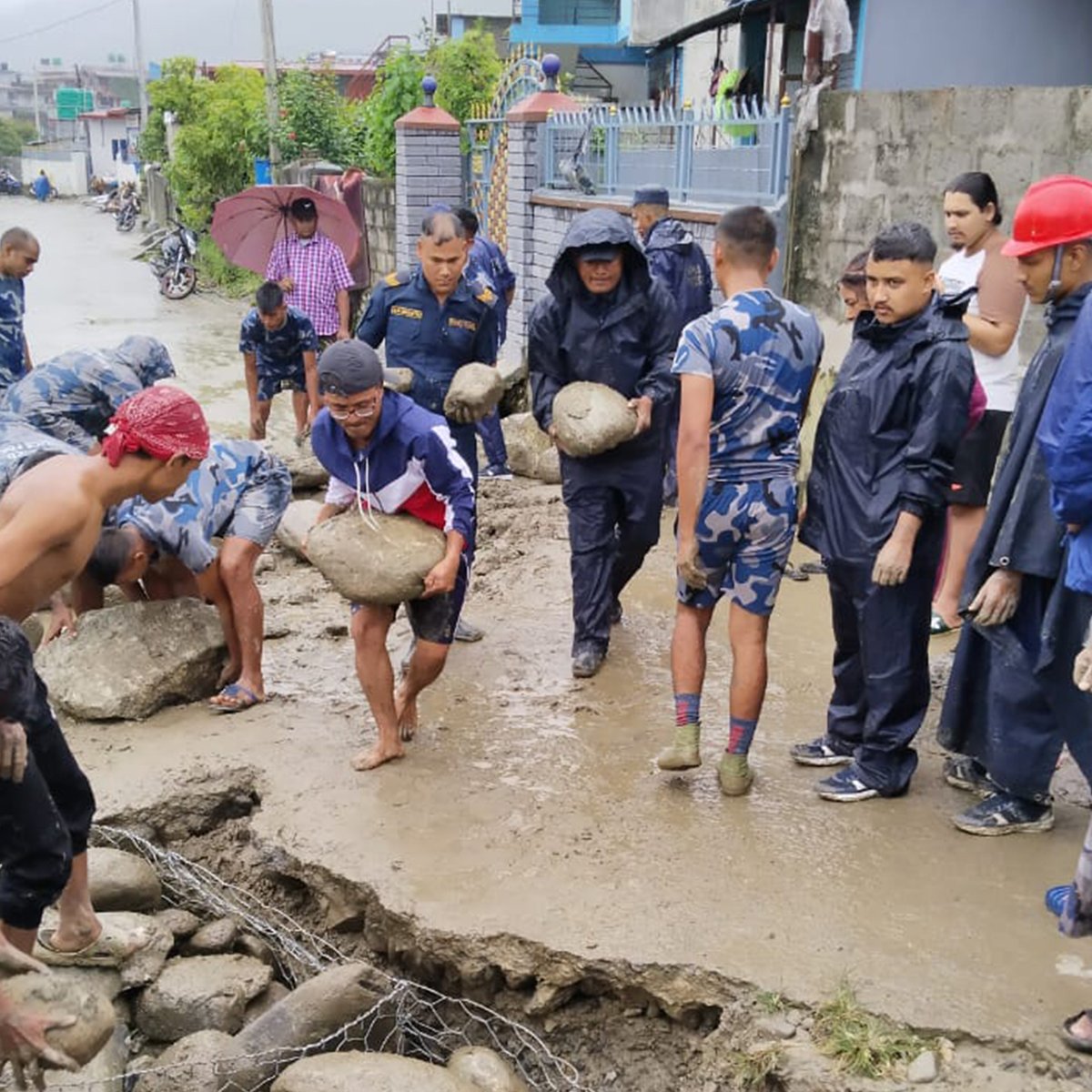 NepalPoliceHQ's tweet image. कास्की जिल्ला पोखरा म.न.पा. १३ ढल्केपुलस्थित खोलामा आएको बाढीले भित्री बाटो कटान गरी पहिरो गएपछि ग्याबिङ जाली भरि जोखिम हटाई प्रभावित परिवारलाई सुरक्षित स्थानमा सार्दै नेपाल प्रहरी, अन्य सुरक्षाकर्मी तथा स्थानीय ।
#believeinblue #nepalpolice #toserveandprotect #नेपालप्रहरी