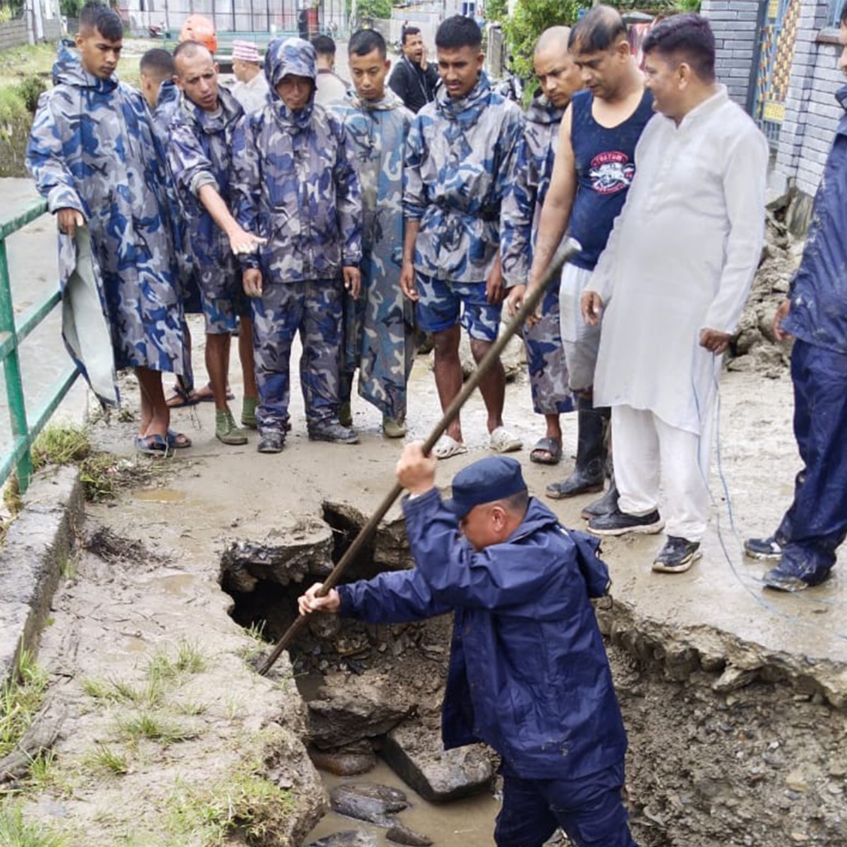 NepalPoliceHQ's tweet image. कास्की जिल्ला पोखरा म.न.पा. १३ ढल्केपुलस्थित खोलामा आएको बाढीले भित्री बाटो कटान गरी पहिरो गएपछि ग्याबिङ जाली भरि जोखिम हटाई प्रभावित परिवारलाई सुरक्षित स्थानमा सार्दै नेपाल प्रहरी, अन्य सुरक्षाकर्मी तथा स्थानीय ।
#believeinblue #nepalpolice #toserveandprotect #नेपालप्रहरी