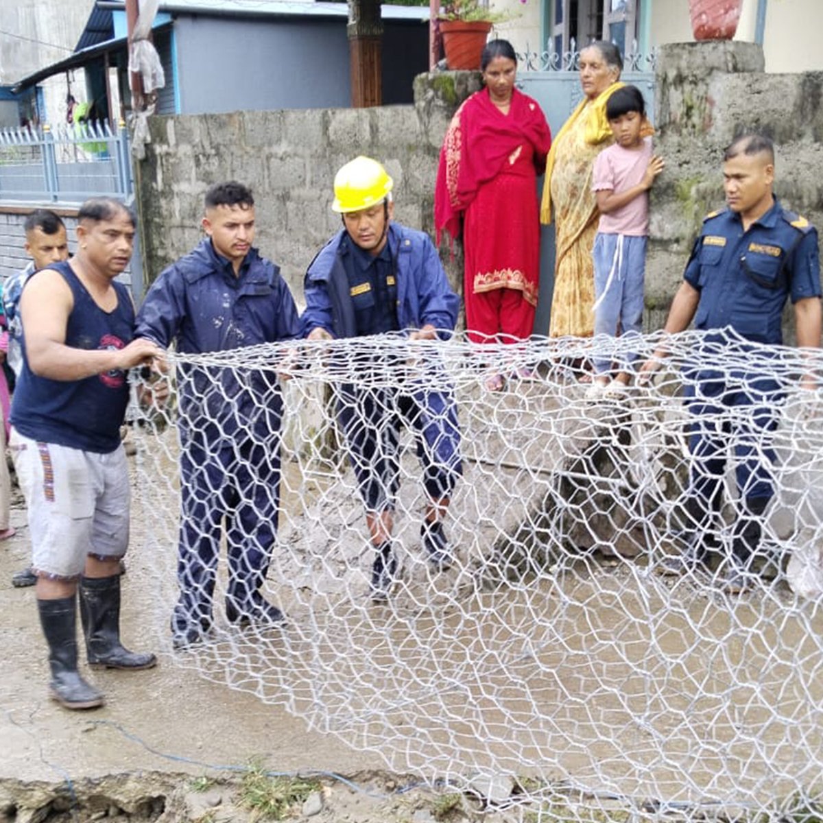 NepalPoliceHQ's tweet image. कास्की जिल्ला पोखरा म.न.पा. १३ ढल्केपुलस्थित खोलामा आएको बाढीले भित्री बाटो कटान गरी पहिरो गएपछि ग्याबिङ जाली भरि जोखिम हटाई प्रभावित परिवारलाई सुरक्षित स्थानमा सार्दै नेपाल प्रहरी, अन्य सुरक्षाकर्मी तथा स्थानीय ।
#believeinblue #nepalpolice #toserveandprotect #नेपालप्रहरी