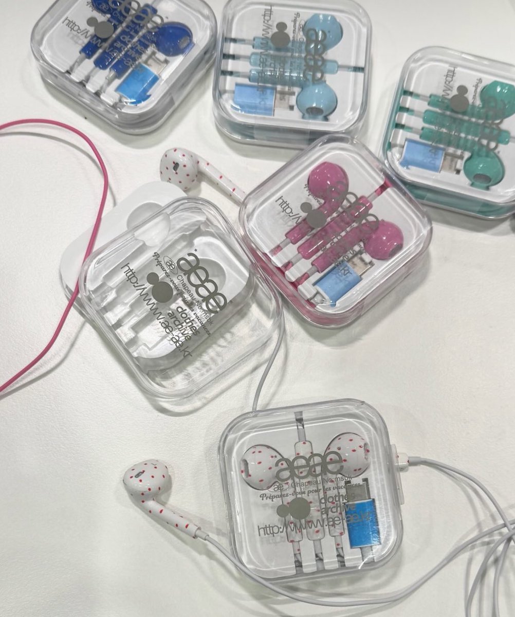 やっとaeaeのこのイヤホンが日本で〜！！金曜ZOZOで発売のダウンを買わ