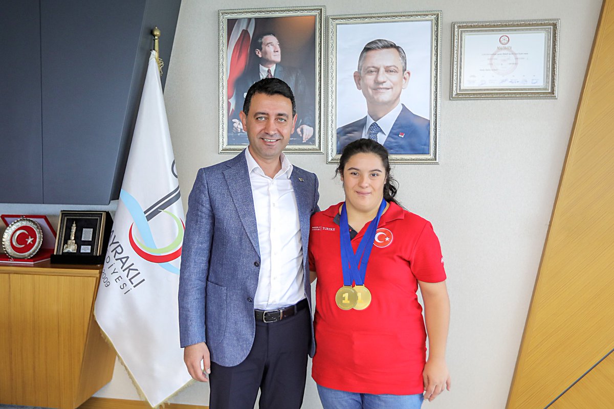Özel sporcumuz Berfin Aşık, Prag’da düzenlenen Özel Sporcular Kort Tenisi Avrupa Şampiyonası’nda çifte altın madalya kazanarak büyük bir başarıya imza attı! 🥇🎾

Hem teklerde hem çiftlerde Avrupa şampiyonu olan Berfin, azmiyle tüm Türkiye’ye ilham oldu.

Seninle gurur duyuyoruz