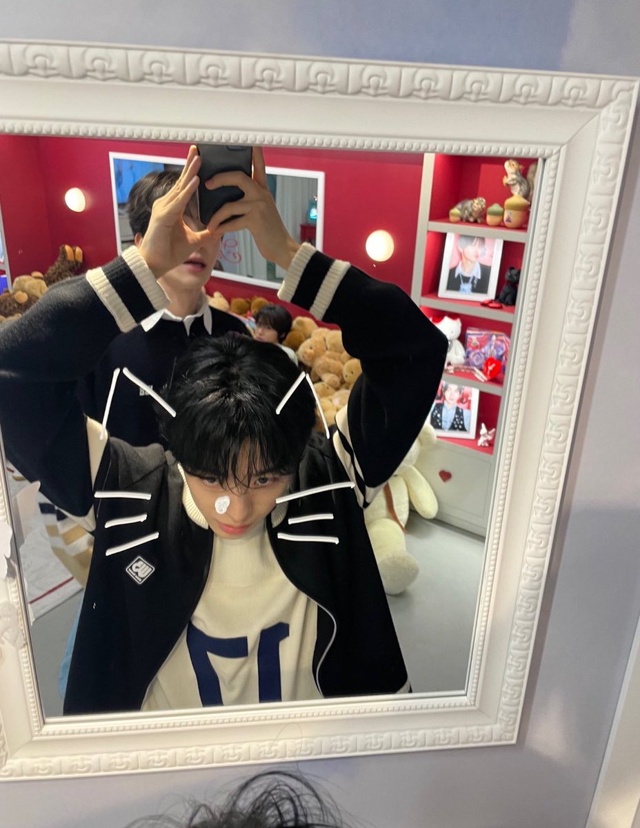 nxomxom's tweet image. 유우시 덕분에 휀걸들 팝업에서 팔 꺾고 난리엿던