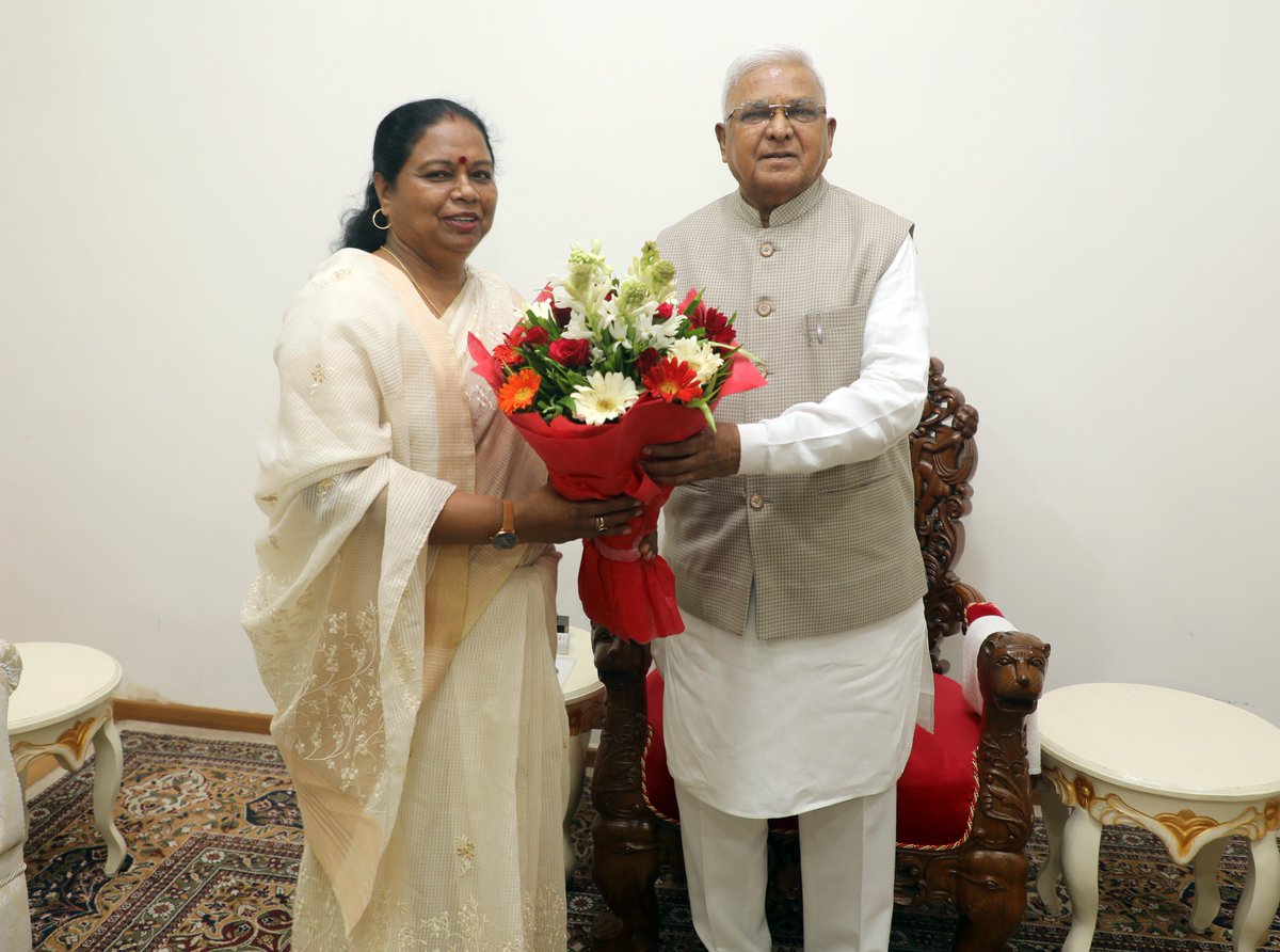 राज्यपाल श्री मंगुभाई पटेल ने राजभवन आयीं महापौर भोपाल श्रीमती मालती राय को "सुपर स्वच्छता लीग" की राष्ट्रीय रैकिंग में भोपाल शहर को द्वितीय स्थान प्राप्त करने की बधाई दी।