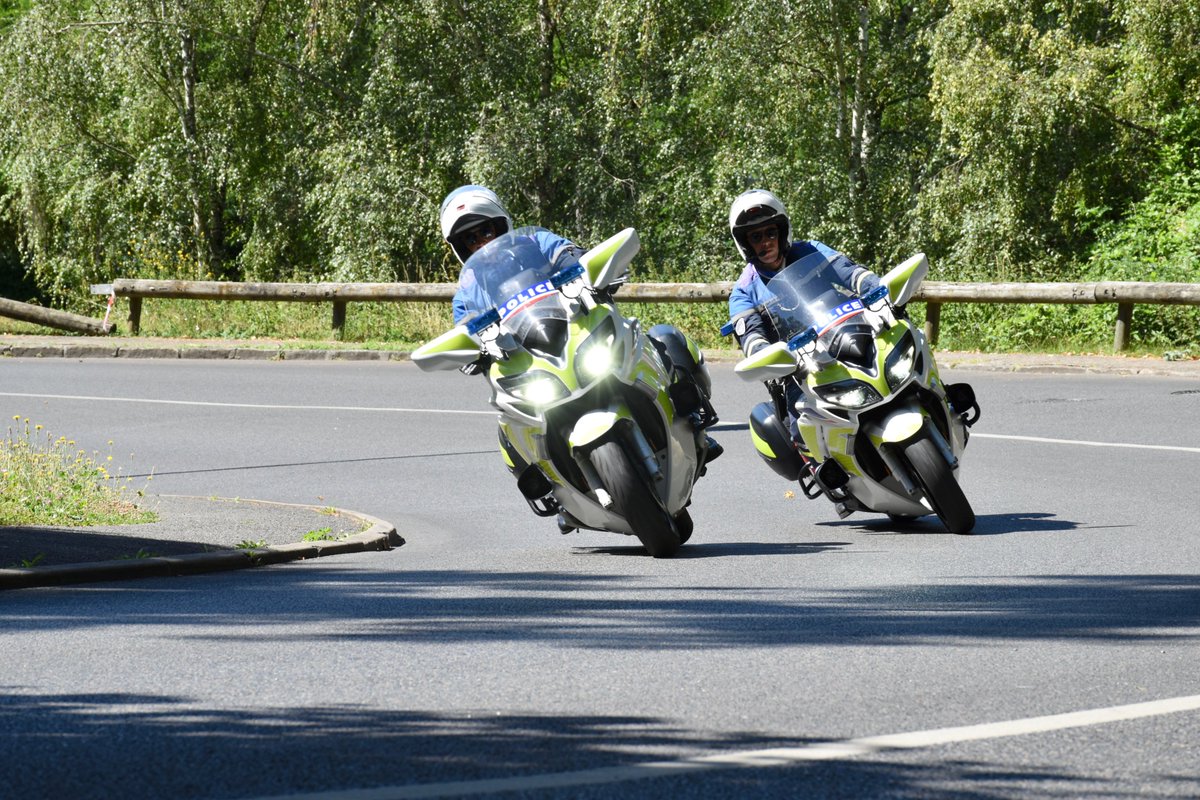PoliceNationale's tweet image. #FierdEtrePolicier | 🚓🚴♂️ Samedi 19 juillet, en pleine 14e étape du Tour de France à Pau (64), l’urgence n’était pas que sur la course. Un couple affolé s’est approché des policiers : la future maman venait de perdre les eaux, prête à accoucher. 🤰Problème : les rues étaient…