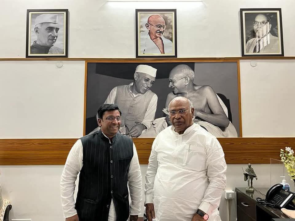अखिल भारतीय कांग्रेस कमेटी के राष्ट्रीय अध्यक्ष एवं राज्यसभा में नेता प्रतिपक्ष श्री मल्लिकार्जुन खड़गे जी को जन्मदिन के अवसर पर हार्दिक बधाई व शुभकामनाएं।

राष्ट्र सेवा, सामाजिक न्याय एवं लोकतांत्रिक मूल्यों के संरक्षण हेतु आपकी प्रतिबध्दता सभी कांग्रेस कार्यकर्ताओं के लिये