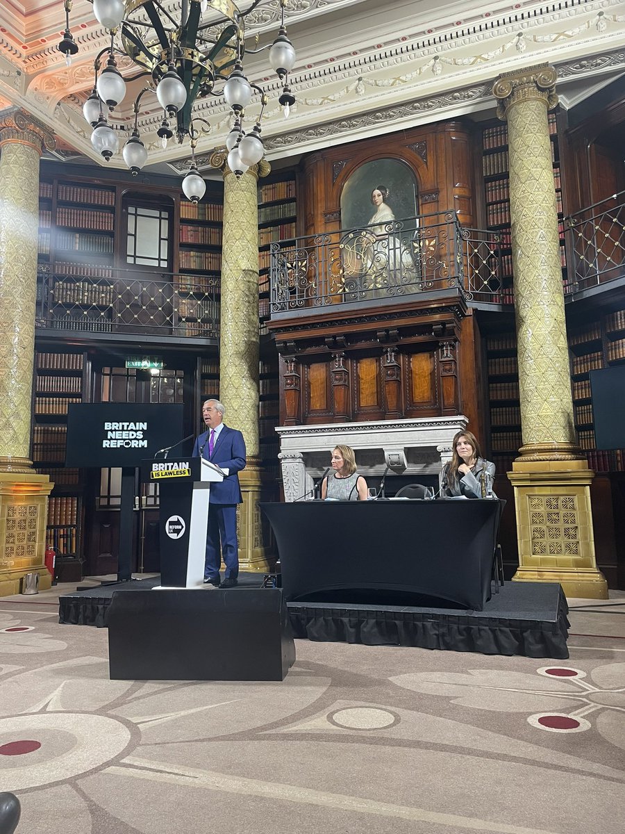 MhariAurora's tweet image. Nigel Farage press conference on law and order:
• He pledges to halve crime within a 5 parliamentary term
• Wants to recruit 30,000 more police officers
• 3 strikes and you’re out policy - inspired by Rudy Giuliani’s broken window approach in the 1980/90s in NYC - where…