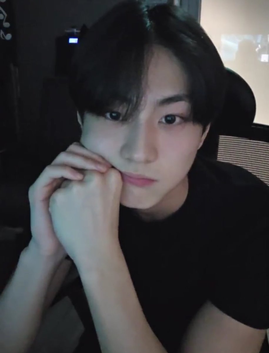 yjwszn's tweet image. IT’S THAT BLACK SHIRT AGAIN