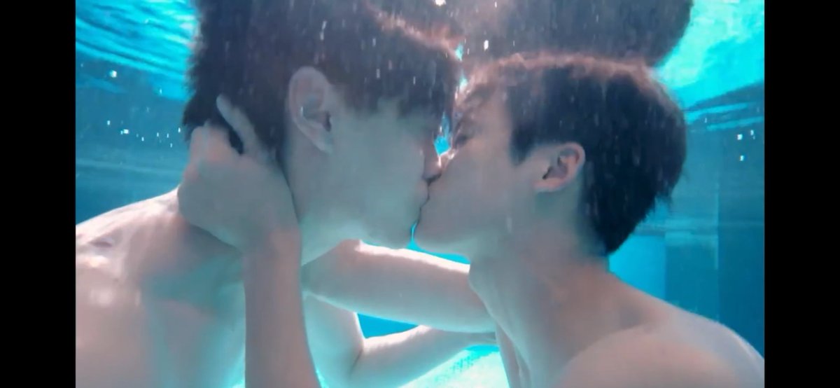 bublehun1207's tweet photo. I DID NOT SEEE THAT COMING 
A KISS UNDER WATER 😫🔥
THEY VERY MUCH IN LOVE 

#RevengedLove #RevengedLoveEP13 https://t.co/pehsjfSnlT