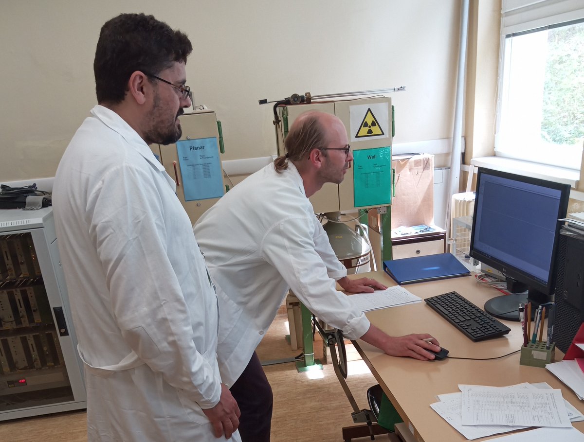 UJF_AVCR's tweet image. Yasser Al Senjlawi z @Jordan_JAEC absolvoval v červnu odbornou stáž v @UJF_AVCR @Akademie_ved_CR v rámci programu @iaeaorg . Zaměřil se na radiochemickou neutronovou aktivační analýzu využívající reaktor LVR-15, za jehož zpřístupnění děkujeme @CVRez
👉bit.ly/45dS2uU…