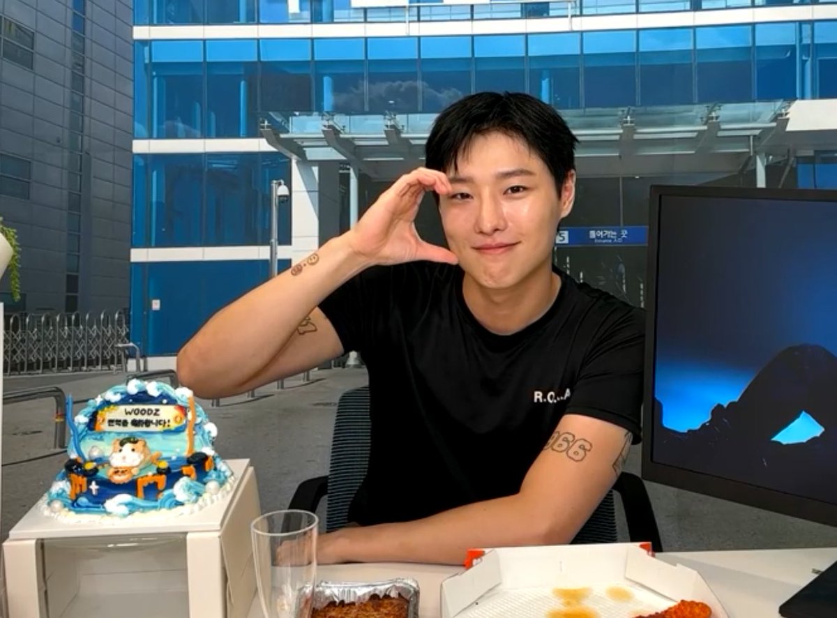 mirroredmoodz's tweet photo. Everything feels right again now that seungyoun is back 🧡💙 https://t.co/6DmKr9g97j